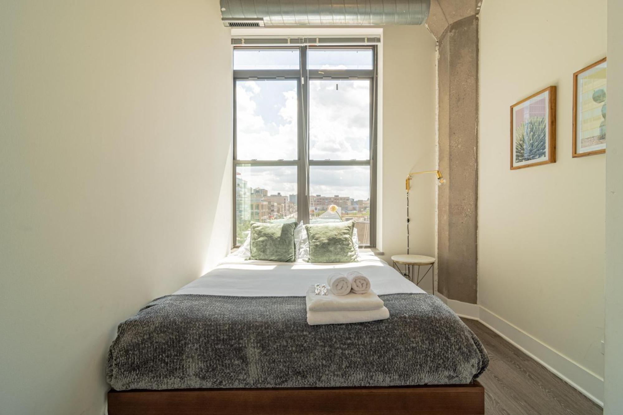 Bright 2Br Luxury Corner Suite With Optional Parking Sleeps 6 Guests Near Mccormick Place And Soldier Field Chicago Ngoại thất bức ảnh
