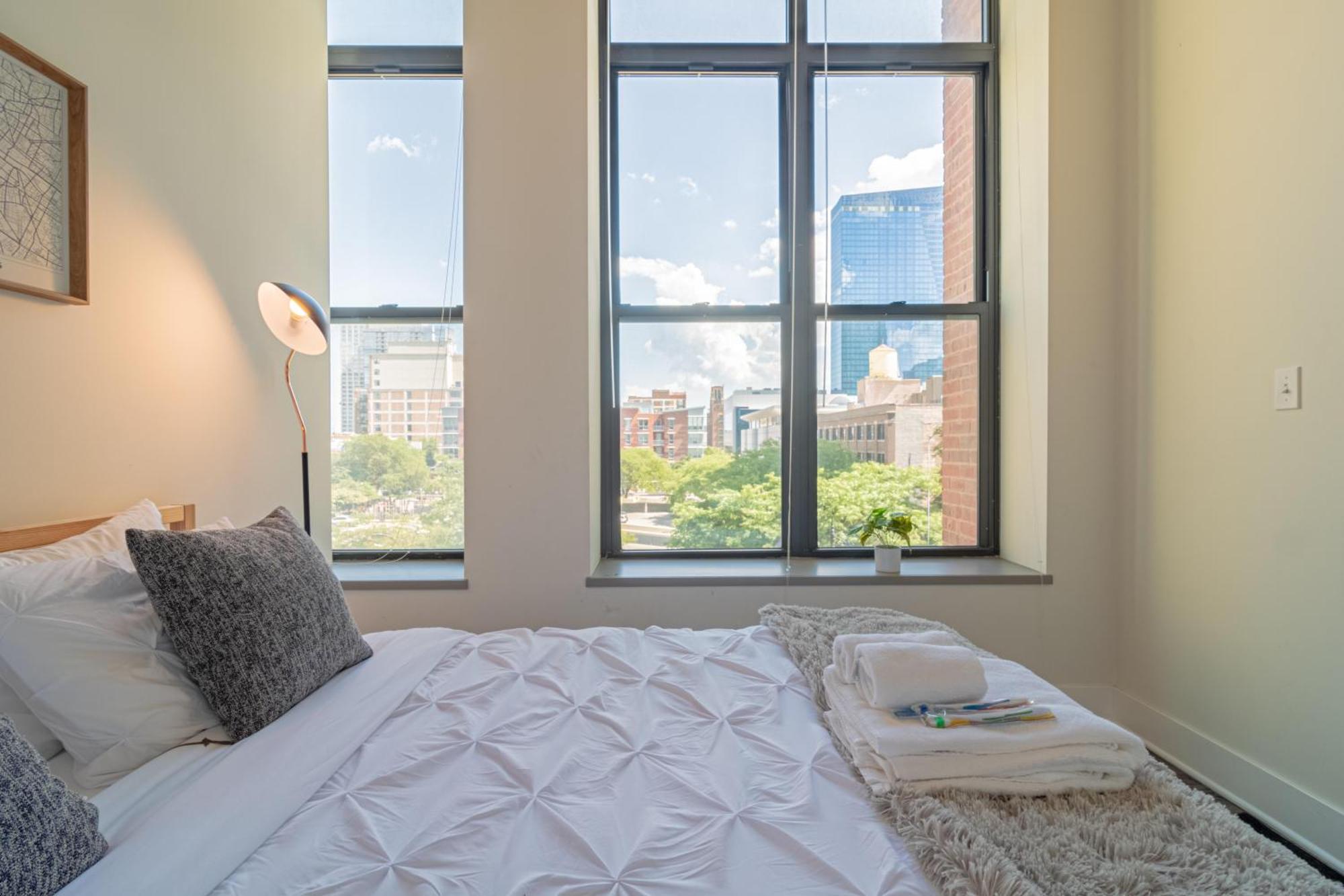 Bright 2Br Luxury Corner Suite With Optional Parking Sleeps 6 Guests Near Mccormick Place And Soldier Field Chicago Ngoại thất bức ảnh